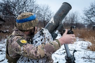 Украинский солдат готовит миномет перед стрельбой по российским позициям в направлении Бахмута