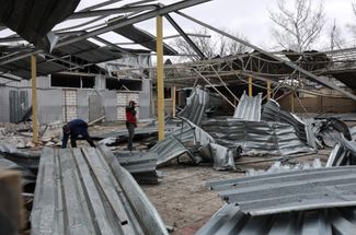 Рабочие разбирают обломки на территории автобусной станции, разрушенной в результате российского обстрела. 7 марта 2023 года