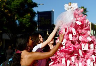 Фанаты развешивают пожелания Бритни Спирс на розовой рождественской елке