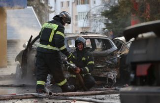 Пожарные работают на месте удара: автомобили загорелись из-за попадания снарядов