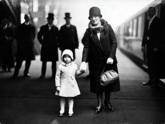 Принцесса Элизабет и ее родственники 21 декабря 1929 года на лондонском вокзале Кингс-Кросс перед поездкой на рождественские праздники в Сандрингем — королевскую резиденцию в графстве Норфолк. Елизавета II на протяжении многих лет собирала членов своей семьи на празднование Рождества в Сандрингеме