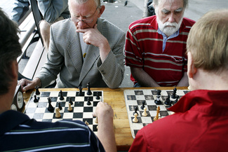Пенсионеры играют в шахматы в стокгольмском парке Кунгстрэдгорден