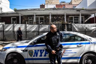 Сотрудники департамента полиции Нью-Йорка усилили охрану у синагоги в районе Бруклина Вильямсбург. Нью-Йорк, 13 октября 2023 года