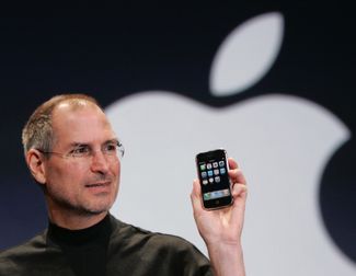 Сооснователь Apple Стив Джобс во время презентации iPhone в Сан-Франциско в фирменной черной водолазке. 9 января 2007 года