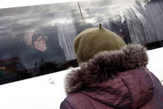 Жительницы Херсона прощаются перед эвакуацией, объявленной украинскими властями 20 ноября. Горожан призвали уехать из города, так как в нем все еще нет воды и электроэнергии
