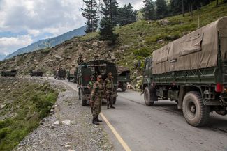 Колонна грузовиков индийской армии на шоссе, ведущем к китайской границе. Гагангир, штат Джамму и Кашмир, Индия, 2 сентября 2020 года