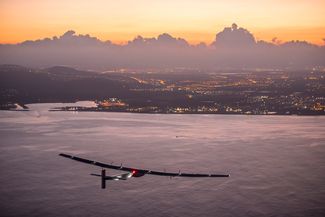 Самолет на солнечных батареях приземляется на Гавайях. 28 июня 2015 года