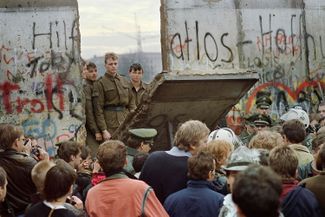 Берлинская стена через два дня после того, как она была открыта. 11 ноября 1989 года