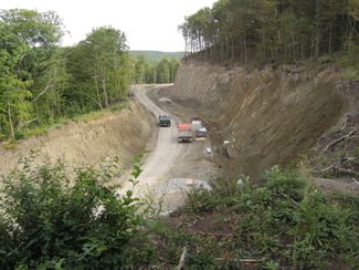 Вид из леса на дорогу, которую пробили до Молокановой щели. 23 августа 2006 года