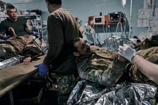 Украинские военные врачи оказывают первую помощь раненым солдатам
