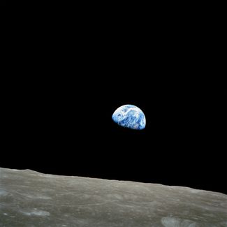 Восход Земли («Earthrise»). Символичное фото было снято пилотом космического корабля Apollo 8 Уильямом Андерсом 24 декабря 1968 года, когда Apollo 8 совершал облет Луны. Снимок показал человечеству его родную планету в совершенно новом ракурсе, который невозможно было бы увидеть без космонавтики. Снимок развернут по часовой стрелке, чтобы горизонт Луны был снизу, как привычно человеческому глазу. Земля получилась сильно наклонена, и видимые полюса находятся слева и справа.
