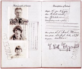 Паспорт гражданина США Фрэнсиса Скотта Фитцджеральда 1920-х годов. На страницах 4 и 5 — фотографии самого Фитцджеральда, его жены Зельды и дочери Фрэнсис