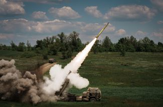 Американская ракетная система залпового огня HIMARS, переданная Украине летом 2022 года, наносит удар по российским позициям под Донецком. 18 мая 2023 года