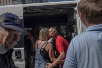 Мужчина провожает семью в эвакуацию в городе Бахмут Донецкой области, к которому подошла линия фронта. Украинские власти объявили полную эвакуацию находящихся под их контролем населенных пунктов Донецкой области