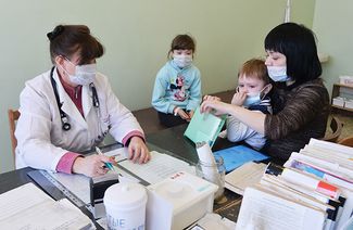 Врач проводит осмотр ребенка в детской поликлинике № 3. Челябинск
