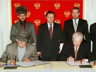 Подписание мирного договора Асланом Масхадовым и Борисом Ельциным, на заднем плане: Мовлади Удугов, Иван Рыбкин, Ахмед Закаев. Москва. 12 мая 1996-го