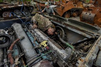 Украинский военнослужащий собирает запчасти от уничтоженной техники в освобожденном от российской оккупации Изюме