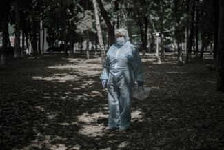 A hospital employee taking biomaterial from the “red zone” to the laboratory