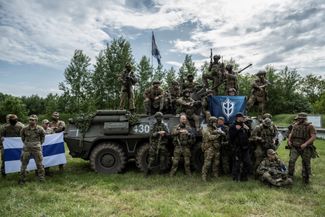 Члены Российского добровольческого корпуса позируют неподалеку от российской границы. Украина, 24 мая 2023 года