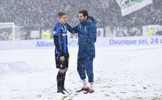 Футболисты перед матчем «Ювентус» — «Аталанта», который отменили из-за снегопада