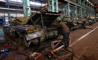 Ремонт поврежденной военной техники на заводе «Донецкгормаш». Декабрь 2014-го