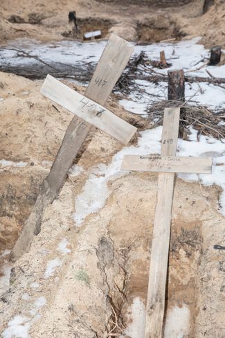 Out of the people buried here, 414 were civilians: 215 men, 194 women, and five children. Twenty-two were members of the Ukrainian military. The sex of eleven bodies could not be determined.