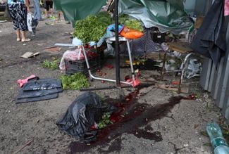 Пятна крови на территории рынка в Константиновке