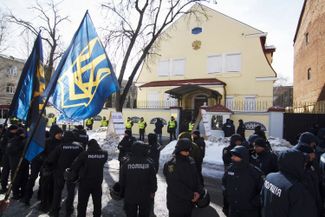 Полиция и националисты блокируют консульство России в Харькове, 18 марта 2018 года