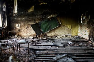 Школа в Ольховке после артиллерийских обстрелов