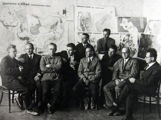 Ernst May (fifth from the left) and the workers’ group he organized to build new developments in Nizhny Tagil. 1931