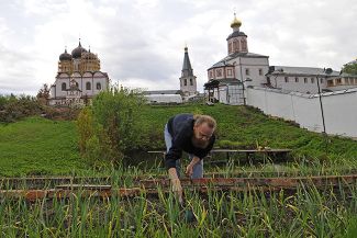 Послушник Валдайского Иверского Святоозерского Богородицкого мужского монастыря в Новгородской области ухаживает за грядками
