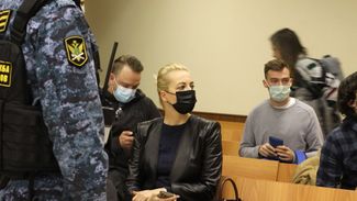 Юлия Навальная (в центре)