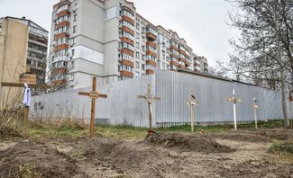 Могилы местных жителей, похороненных прямо перед жилыми домами. Дмитровка, Киевская область, 2 апреля 2022 года