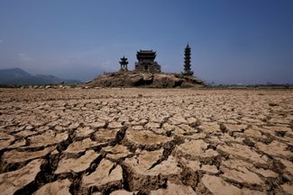 Пагоды на острове посреди озера Поянху в провинции Цзяньси на юго-востоке Китая. Это крупнейшее пресноводное озеро страны. 24 августа 2022 года