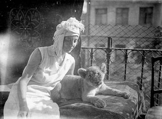 Vera Chaplina with months-old Kinuli on the balcony of their communal apartment, summer 1935
