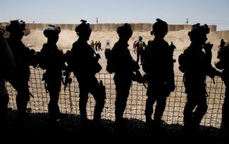 23 июля 2015 года. Багдад. Министр обороны США Эштон Картер наблюдает за обучением иракских военных. Соединенные Штаты неоднократно заявляли, что одна из ключевых задач в Ираке — подготовка местных военных и полиции к тому, чтобы они самостоятельно могли обеспечивать безопасность в стране.