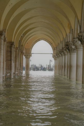 Площадь Сан-Марко во время прилива в Венеции в ноябре 2020 года