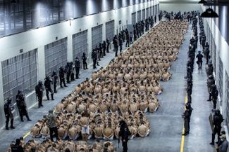 Арестованные по подозрению в связях с преступностью жители Сальвадора в «мегатюрьме», которую построил президент Букеле. 15 марта 2022 года