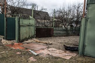 The body of a resident of the village of Moshchun, March 30, 2022