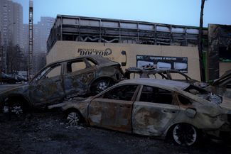 В Подольском районе ущерб понесли и другие торговые центры. 2 января 2024 года массированный удар повредил несколько автосалонов, дилерских центров и ТРЦ Baltic Sky в Балтийском переулке. Февраль 2024-го