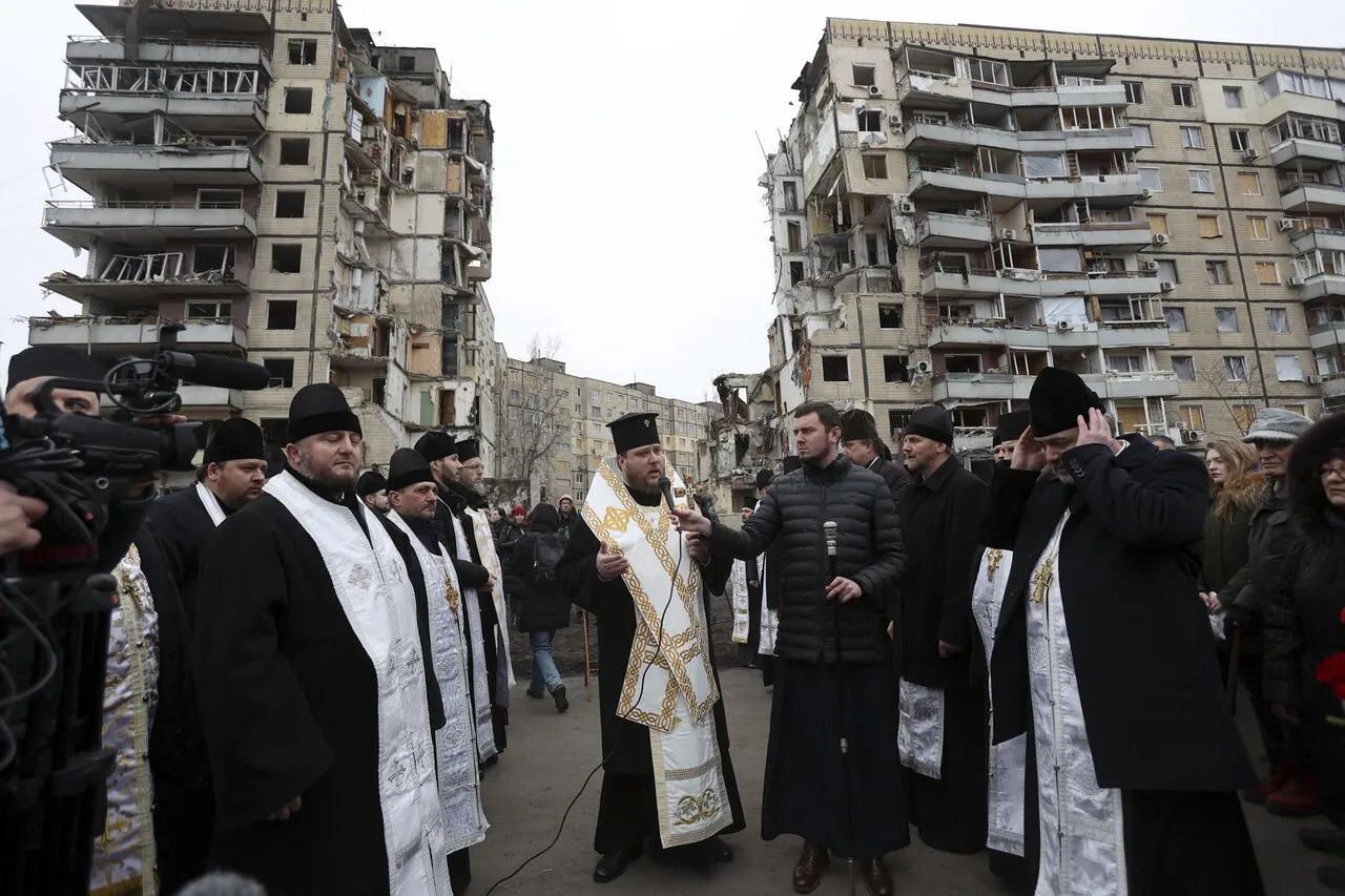 В Днепре провели панихиду по погибшим при обстреле жилого дома.  Богослужение состоялось прямо во дворе Триста тридцать третий день войны.  Фотографии — Meduza