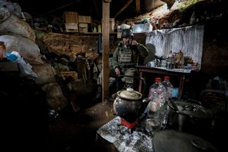 Украинский военный пьет чай в укрытии