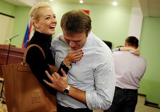 Алексей Навальный с женой Юлией после заседания Кировского областного суда по делу «Кировлеса». 16 октября 2013-го