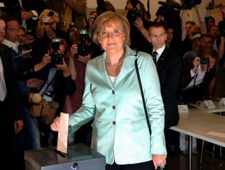 Ангела Меркель, уже в качестве полноценного лидера Христианско-демократического союза, голосует на выборах 18 сентября 2005 года. В результате победы на них она возглавит правительство страны и останется канцлером следующие 16 лет.
