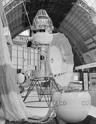 «Венера-4» и спускаемый аппарат станции (на первом плане) в павильоне «Космос» и «Машиностроение» на Выставке достижений народного хозяйства