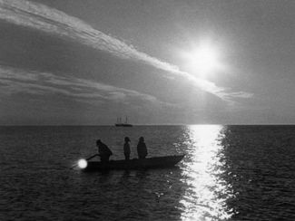 Закат на Азовском море под Мариуполем во время немецкой оккупации в 1941 году