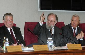 Председатель Центризбиркома Владимир Чуров и члены ЦИК Геннадий Райков (слева) и Валерий Крюков (справа) на заседании нового состава ЦИК. 27 марта 2007 года