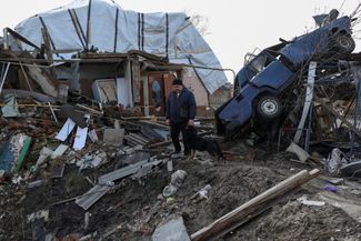 58-летний житель села Циркуны Владимир Алипов с собакой возле своего дома, уничтоженного во время одного из российских обстрелов в 2022 году. Циркуны расположены в 13 километрах от Харькова