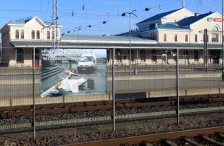 Работа Максима Дондюка на вокзале Вильнюса. 25 марта 2022 года