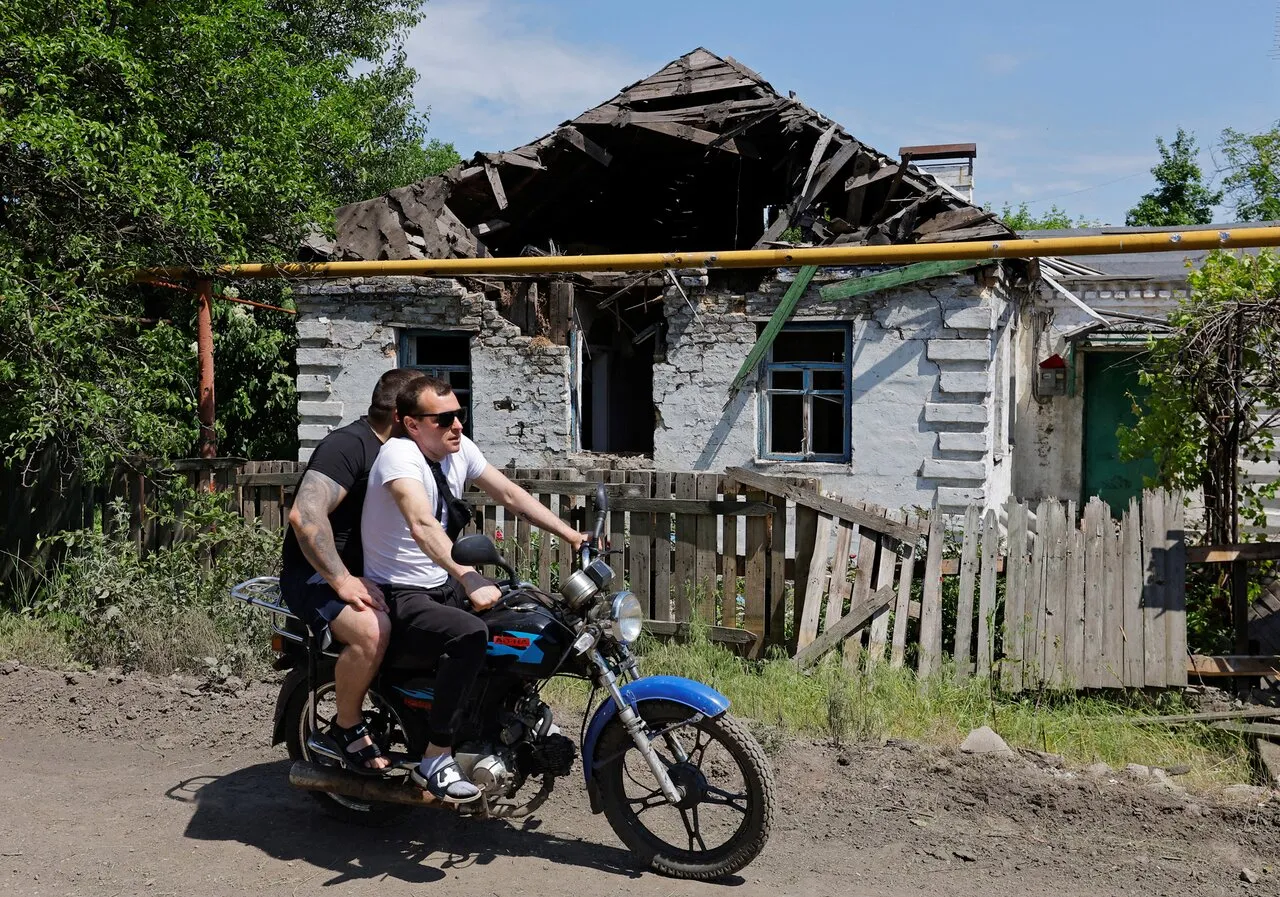 До войны харьковчане и белгородцы регулярно ездили друг к другу в гости.  Сейчас по обе стороны границы раздают гуманитарную помощь, а люди бегут от  обстрелов Четыреста шестьдесят четвертый день войны. Фотографии —